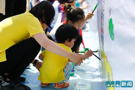 數(shù)百兒童心懷綠色未來 共繪百米環(huán)保繪畫長廊