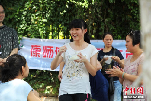 資料圖：2015年6月7日，全國高考開考，四川省攀枝花市9000余名考生在近40度高溫下應戰高考，<a target=&apos;_blank&apos; href=&apos;http://www.chinanews.com/&apos; _fcksavedurl=&apos;http://www.chinanews.com/&apos; ></table>中新網</a>記者在攀枝花市三中注意到，不少考生家長一直守候在學校門口，有的站在樹蔭下，有的撐著太陽傘站在烈日下；在上午考試結束后，一些家長帶著午餐，考生坐在路邊吃飯，成為一道獨特風景線。近段時間來，攀枝花市持續高溫天氣，據天氣預報信息顯示，當地氣溫一直維持在37度以上。7日中午氣象預報顯示最高氣溫38度。 高寒 攝