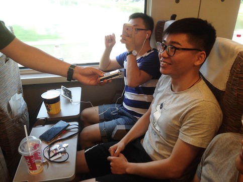 探訪“復(fù)興號”:WiFi全覆蓋 時速可達400公里