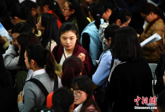 昆明多家學校招聘校長、教師 近萬人求職。<a target=&apos;_blank&apos; href=&apos;http://www.chinanews.com/&apos; _fcksavedurl=&apos;http://www.chinanews.com/&apos;></table><p align=