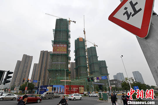 資料圖：福州一處商品房在建中。 <a target=&apos;_blank&apos; href=&apos;http://www.chinanews.com/&apos; _fcksavedurl=&apos;http://www.chinanews.com/&apos;></table><p align=