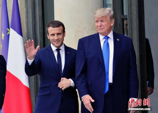 美國總統(tǒng)特朗普13日抵達(dá)法國首都巴黎,對法進(jìn)行正式訪問。法國總統(tǒng)馬克龍?jiān)跇s軍院廣場為特朗普舉行歡迎儀式,兩人隨后在愛麗舍宮舉行工作會談。特朗普受邀將于14日出席在巴黎香榭麗舍大道舉行的法國國慶日閱兵儀式。圖為馬克龍(左)和特朗普在愛麗舍宮舉行工作會談。</p><p align=