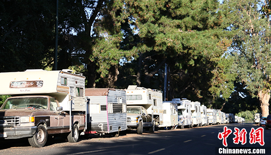 當地時間7月30日,美國硅谷山景城克里山托大道停靠的房車。越來越多的工薪階層無力負擔房租,選擇住在房車里。<a target='_blank' href='http://www.chinanews.com/' _fcksavedurl='http://www.chinanews.com/'></table><p align=