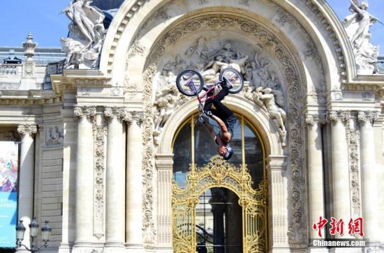 6月23日,正在申辦2024年奧運會的巴黎市政府以塞納河和著名的亞歷山大三世橋為“舞臺”舉行“奧林匹克日”活動,向民眾推廣奧運會體育項目,并組織市民參加運動體驗。圖為自行車運動愛好者為市民表演飛車特技。 <a target='_blank' href='http://www.chinanews.com/' _fcksavedurl='http://www.chinanews.com/'></table><p align=