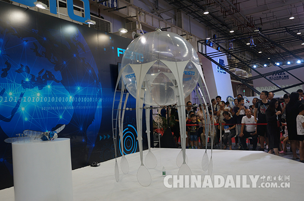 會飛的水母！世界機器人大會“明星表演”引眾人圍觀