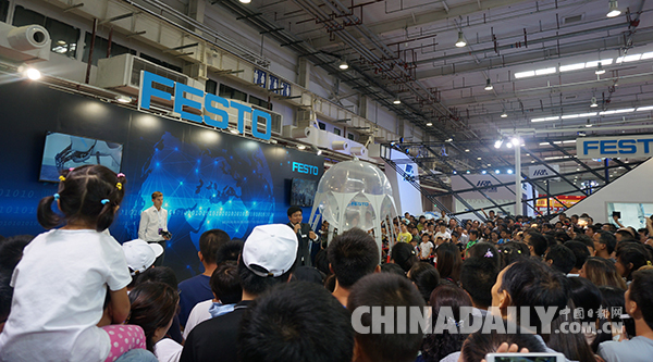 會飛的水母！世界機器人大會“明星表演”引眾人圍觀