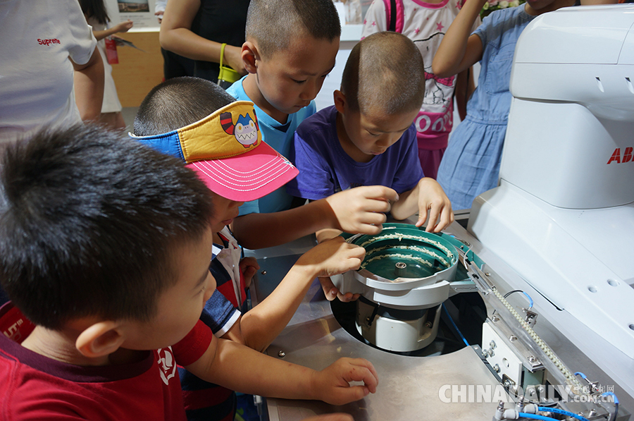 孩子們的機器人世界（組圖）