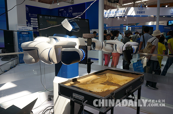 視頻：厲害了機器人！沙畫你也行