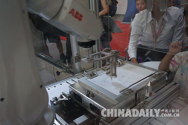 視頻：來！讓機器人給你畫張肖像畫