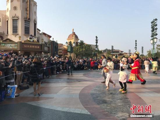 上海迪士尼回應(yīng)天價(jià)插隊(duì)費(fèi):尊享導(dǎo)覽服務(wù)非中國特有