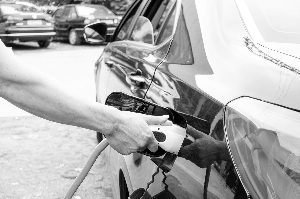 發改委:嚴控新增燃油車產能 推動新能源汽車有序發展