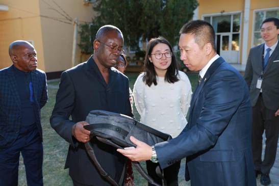 漢傘走進(jìn)非洲國家大使館 “點亮非洲”正在延續(xù)