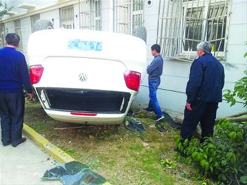 新手女司機倒車連續(xù)撞斷2棵樹后四輪朝天