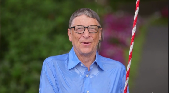 冰桶接力：美國名流的點名游戲