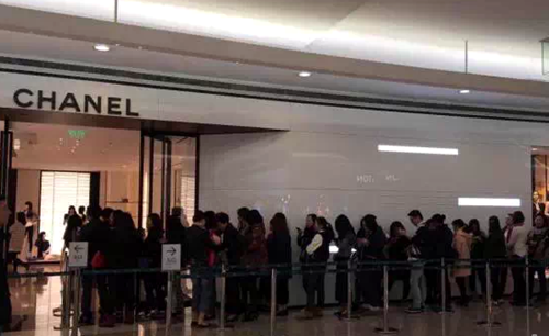 港媒：中國(guó)游客赴歐洲掃貨賺差價(jià) 奢侈品牌不開心