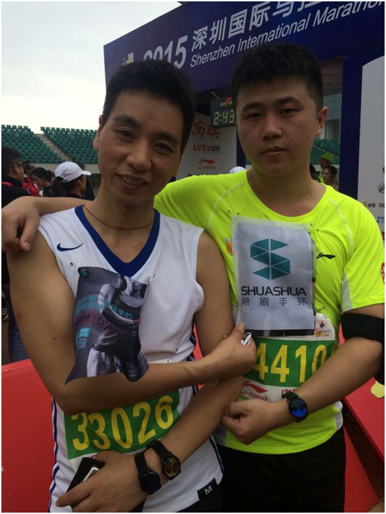 2015深圳國際馬拉松收官 刷刷手環(huán)成選手標配