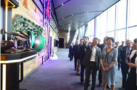 香港特首林鄭月娥到訪阿里巴巴 移動互聯網點亮“東方之珠”